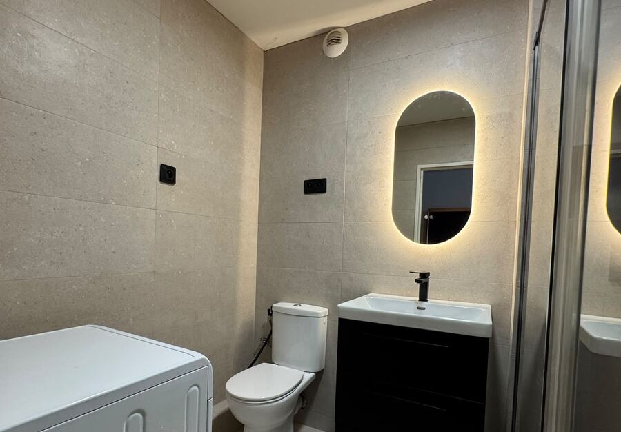 Rénovation salle de bain complète à Paris 20e — carrelage grand format et douche à l'italienne