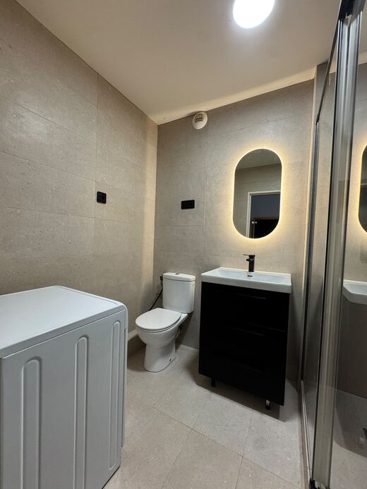 Meuble vasque sur-mesure et robinetterie haut de gamme